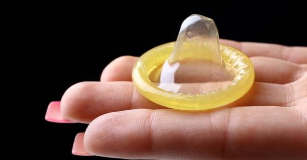 Девушка надевает презерватив парню: 1000 видео