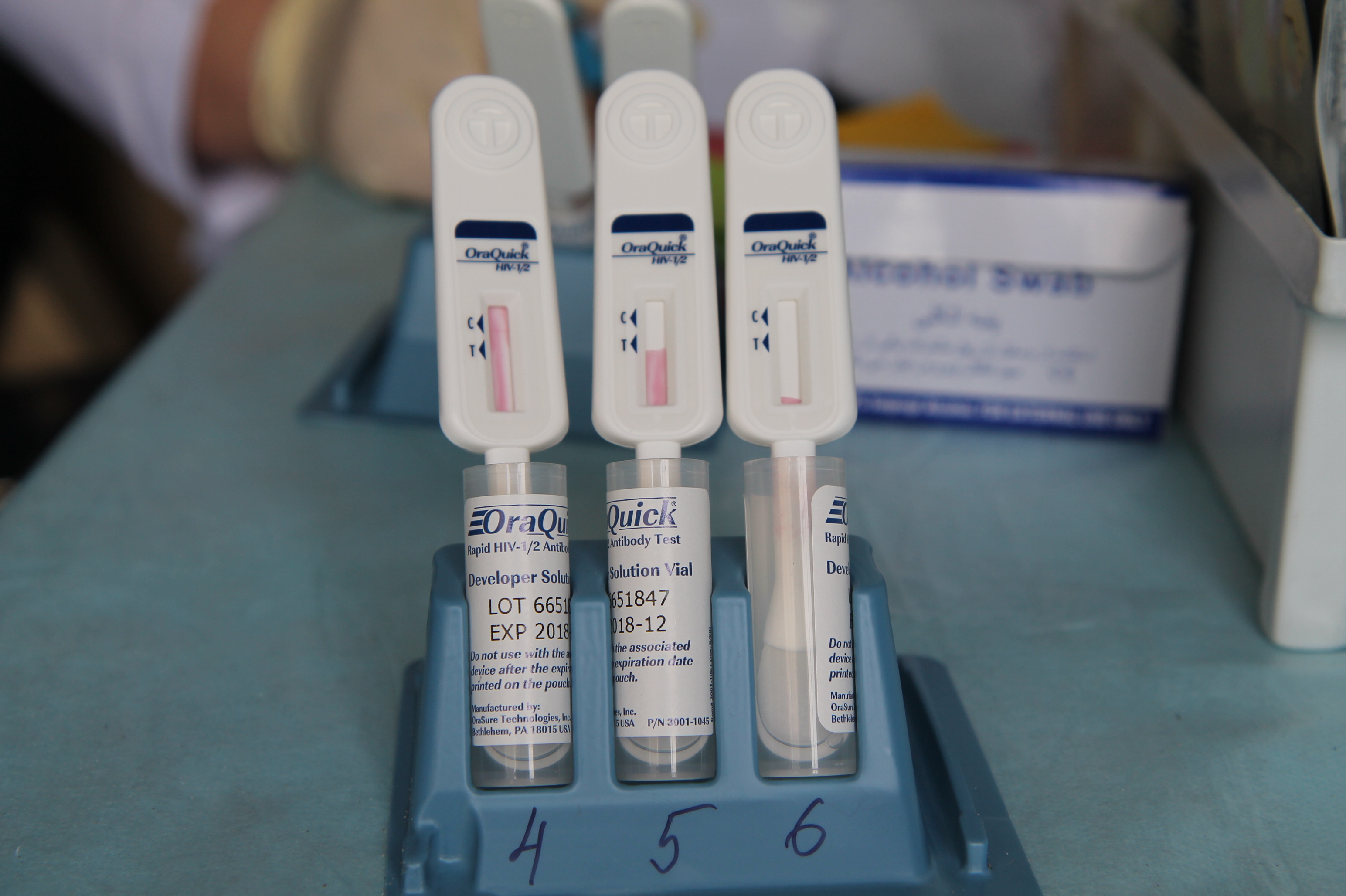 Можно доверять тесту. Экспресс тест на ВИЧ. Экспресс тесты ВИЧ слюне. Тест на ВИЧ В аптеке. Экспресс тест на СПИД В аптеке.