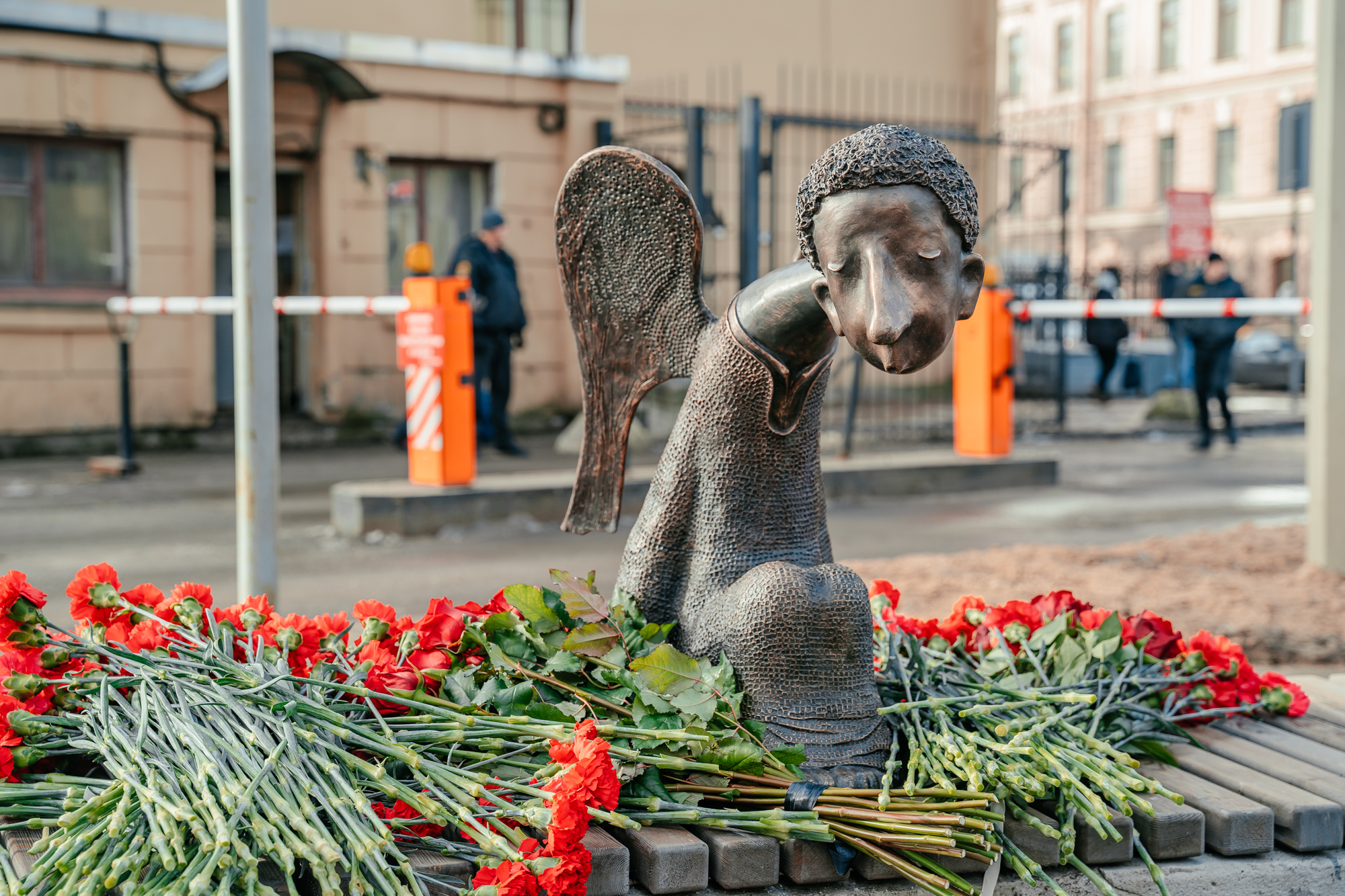 Возле памятника. Памятник погибшим врачам в Петербурге. Печальный ангел памятник врачам в СПБ. Памятник врачам погибшим от коронавируса в Питере. Памятники романа Шустрова в Питере.