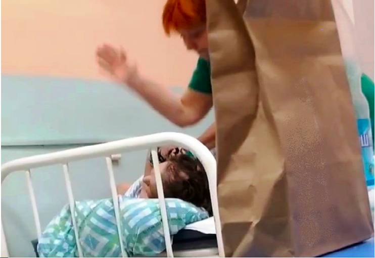 Деревенская старушка. Дети бросили беспомощную старушку санитарка приютила ее. Дети бросили беспомощную старушку санитарка приютила ее. Дети бросили беспомощную старушку санитарка приютила ее. Дети бросили беспомощную старушку санитарка приютила ее.